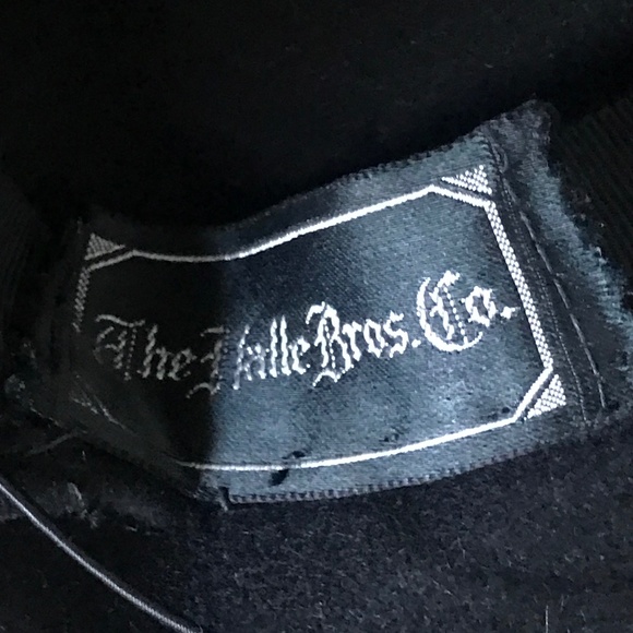 SWANKY 1940s' BLACK FELT TILT HAT WITH RED BAKELITE TRIM - Picture 10 of 12